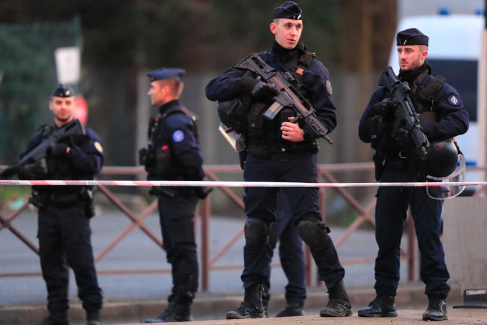 Die tödliche Messerattacke nahe Paris wurde am Samstag als terroristische Tat eingestuft.
