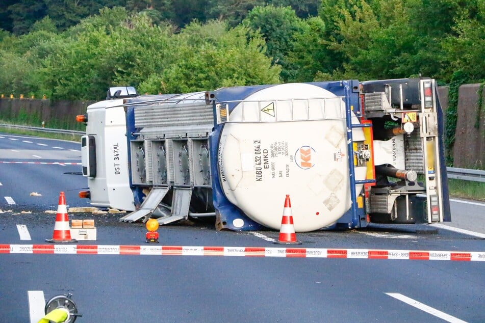 Unfall A8: Tanklaster mit 18.000 Litern Chemikalien umgekippt: Autobahn stundenlang gesperrt