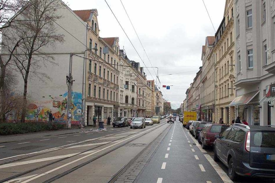 Etwa 80 Vermummte sollen in der Nacht zu Sonntag in der Wolfgang-Heinze-Straße Mülltonnen angezündet und damit die Straße blockiert haben.