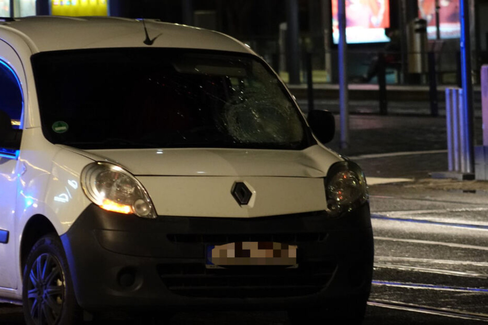 Die Front des Autos wurde bei dem Unfall beschädigt.