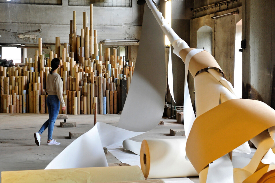Künstler hatten alte Lagerbestände der Papierfabrik im Rahmen der ibug 2021 in Kunstwerke verwandelt.
