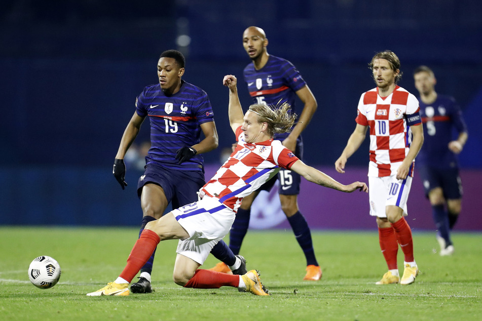 Der Kapitän der kroatischen Nationalmannschaft Domagoj Vida (vorne grätschend, hier im Spiel gegen Frankreich am 14. Oktober) spielte gegen die Türkei eine Halbzeit lang mit, obwohl er mit Corona infiziert war.