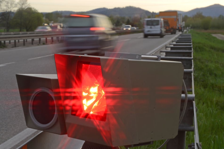 Obwohl der Blitzer auslöste, muss der Autofahrer keine Strafe zahlen (Symbolbilder).