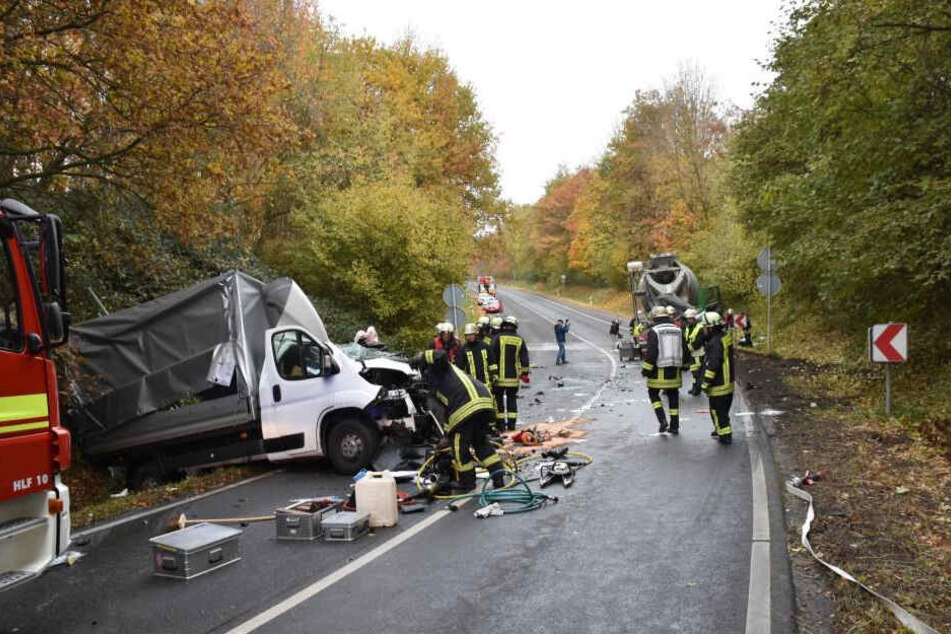 Die Feuerwehr kümmerte sich um den Brandschutz. Die Straße wurde gesperrt.