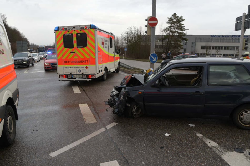 Rettungskräfte an der Unfallstelle an der Kreuzung.