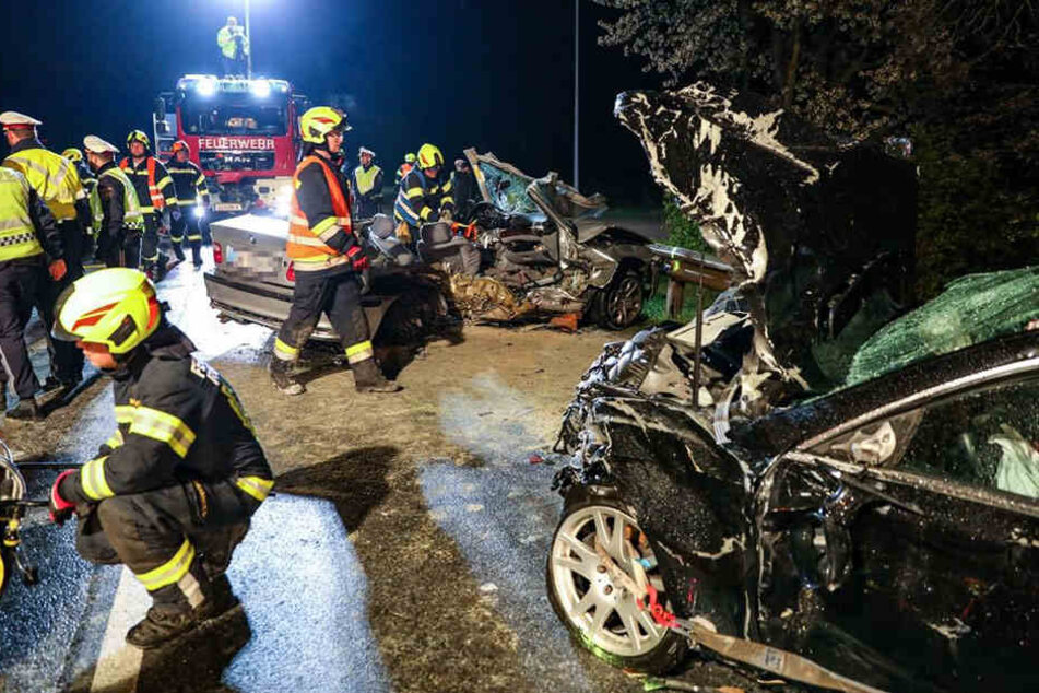 Schrecklich! Die Wracks der beiden Fahrzeuge lassen erahnen, wie heftig der Zusammenstoß war.