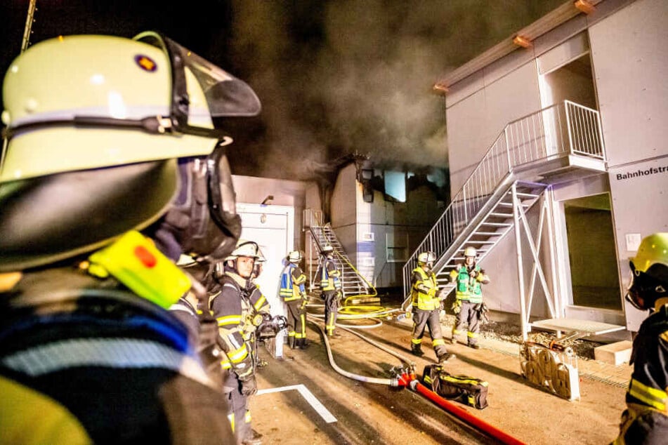 Der Container im Hintergrund wurde bei dem Feuer zerstört.