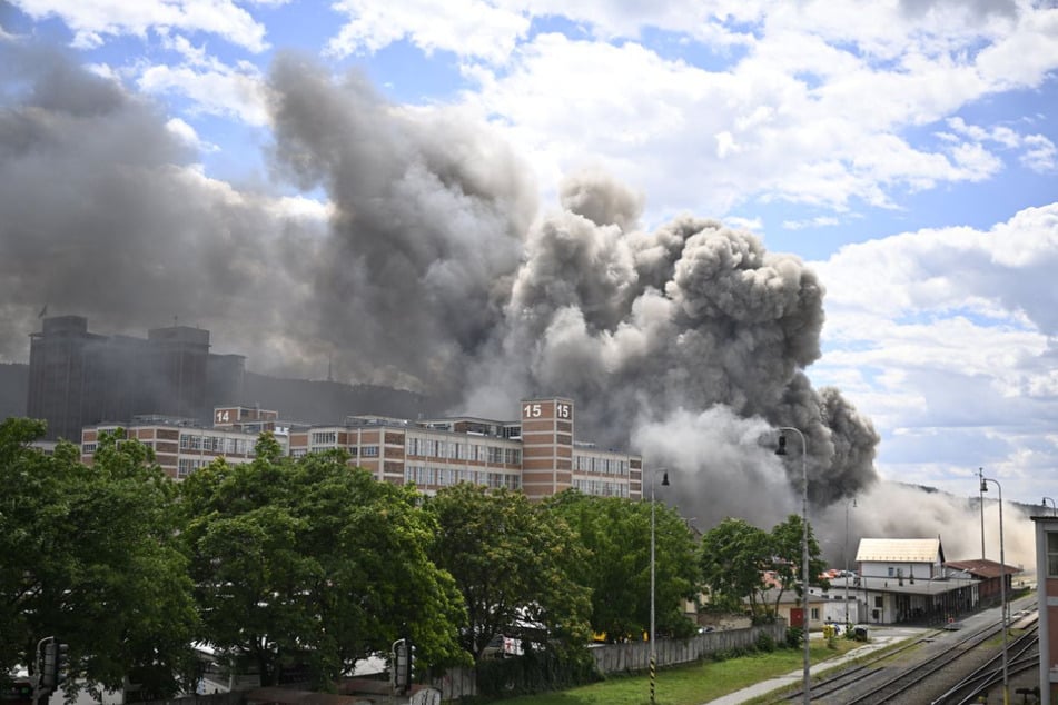 Bei dem Gebäudebrand wurden Sportschuhe im Millionenwert zerstört.
