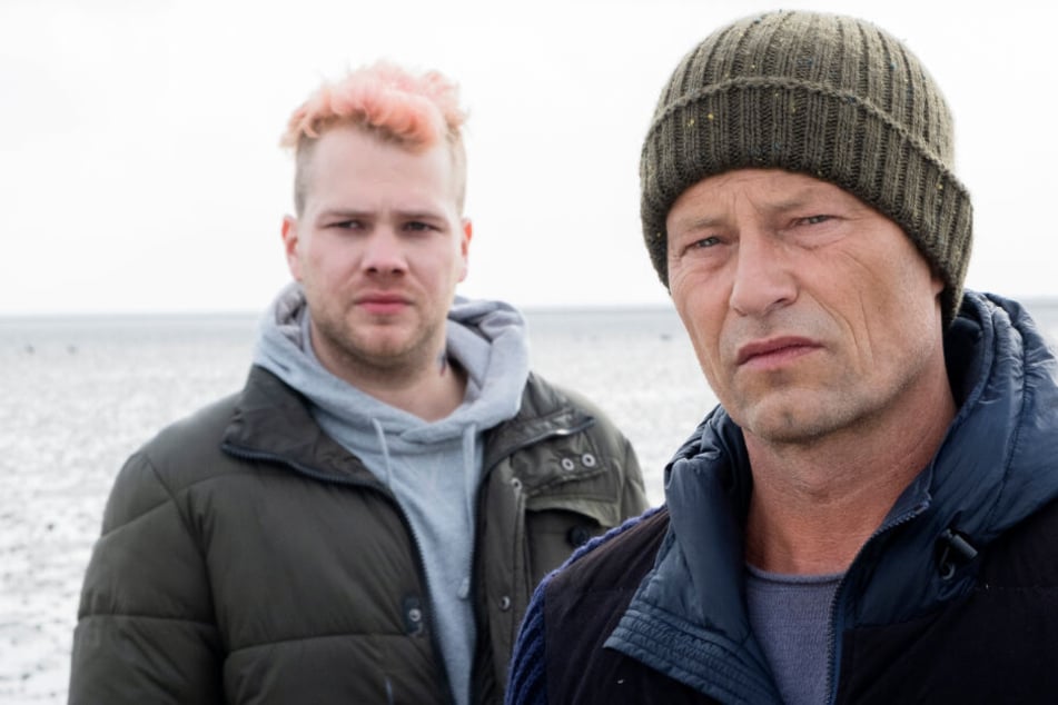 Nick Tschiller (Til Schweiger, rechts) muss im neuen Tatort Tom Nix (Ben Münchow) beschützen.