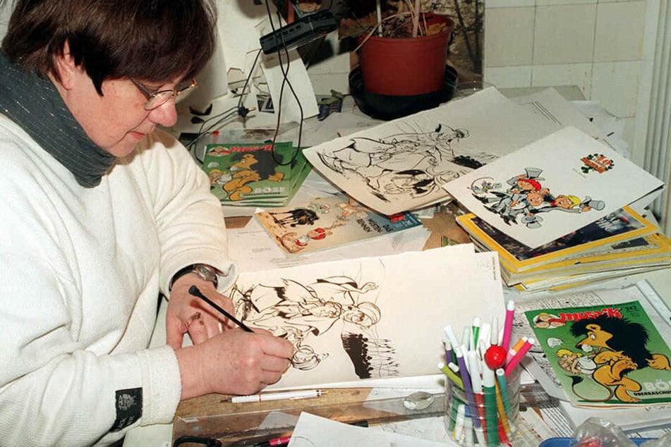 Comic-Zeichnerin Lona Rietschel 1996 bei ihrer Arbeit.