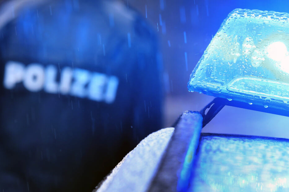 Überfall auf Tankstelle: Mann bedroht junge Angestellte mit Schusswaffe