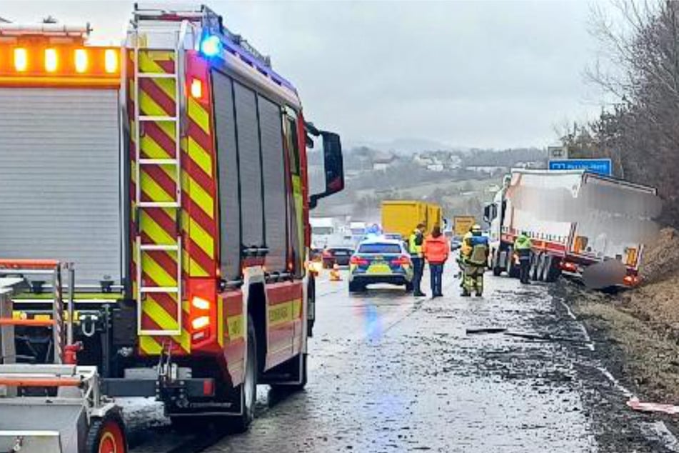 Feuerwehr und Polizei sicherten die Unfallstelle auf der A3 bei Passau.