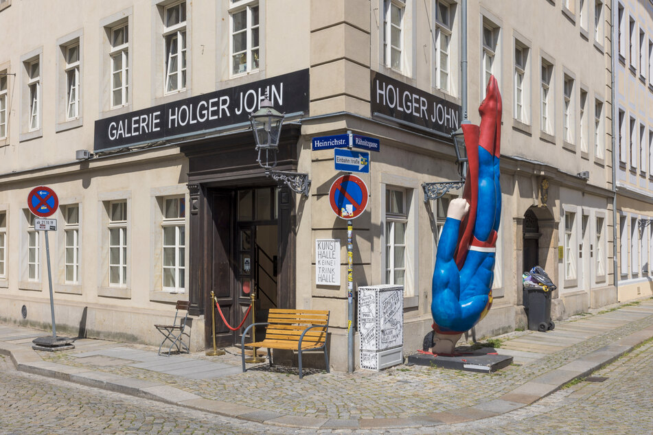 Der Superheld von Marcus Wittmers stürzte 2018 auf das Pflaster vor der Galerie "Holger John".