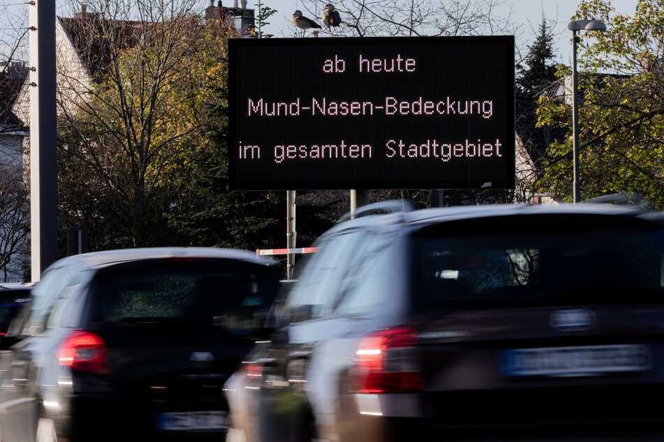 Seit Mittwoch wird in Düsseldorf auf elektronischen Tafeln der Text "Ab heute Mund-Nasen-Bedeckung im ganzen Stadtgebiet" ausgespielt.