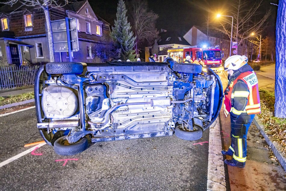 Schwerer Unfall in Pirna: Alkohol-Lenker kippt mit Auto um