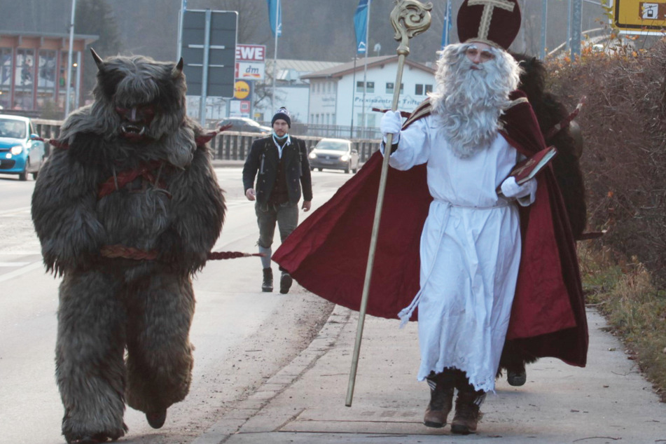 Um den Nikolaustag sind in Bayern traditionell Krampusse unterwegs.