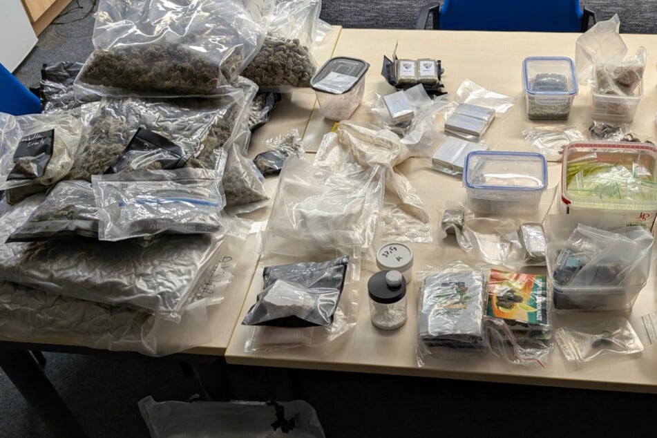 All diese Drogen holten die Einsatzkräfte am Mittwochabend aus der Wohnung des Verdächtigen in Porz.