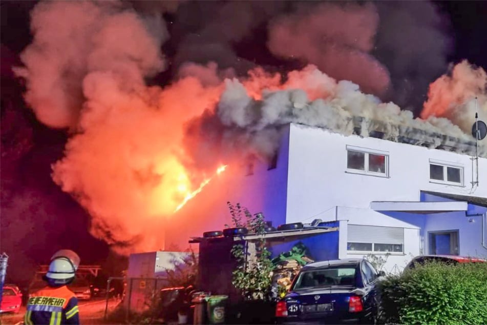 Die Flammen schlugen aus den Fenstern.