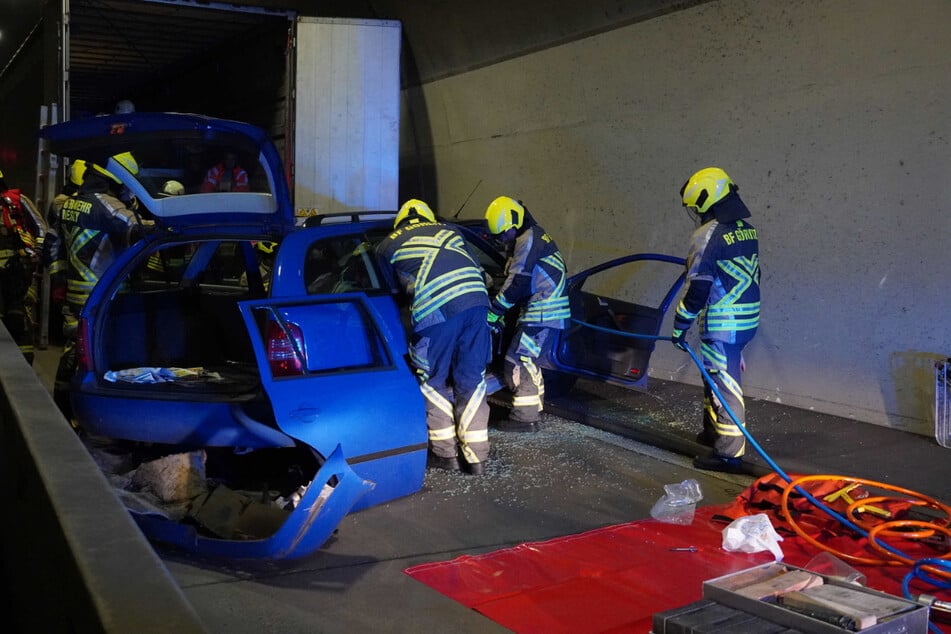 In dem A4-Tunnel wird ein komplexes Unfallszenario zu Übungszwecken simuliert.