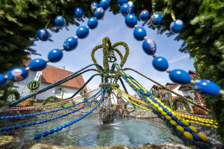 Zahlreiche handbemalte Eier schmücken den Osterbrunnen in Bieberbach.