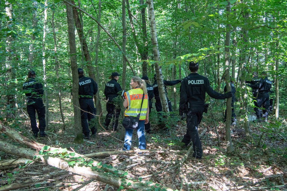 Polizisten suchten in einem Waldstück bei München nach den zwei Leichen.