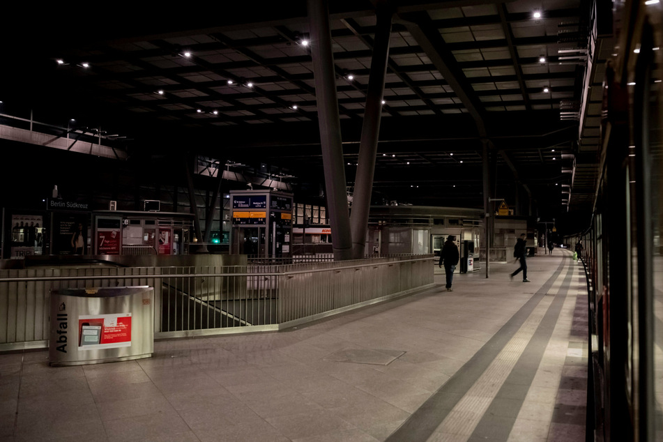 Nach dem Fund eines verdächtigen Gegenstandes ist der Bahnhof Südkreuz am Samstagnachmittag gesperrt worden. (Archivbild, Symbolbild)