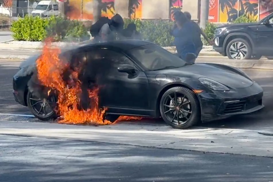 Dramatische Szenen: Passanten retten Rentner aus Feuer-Porsche