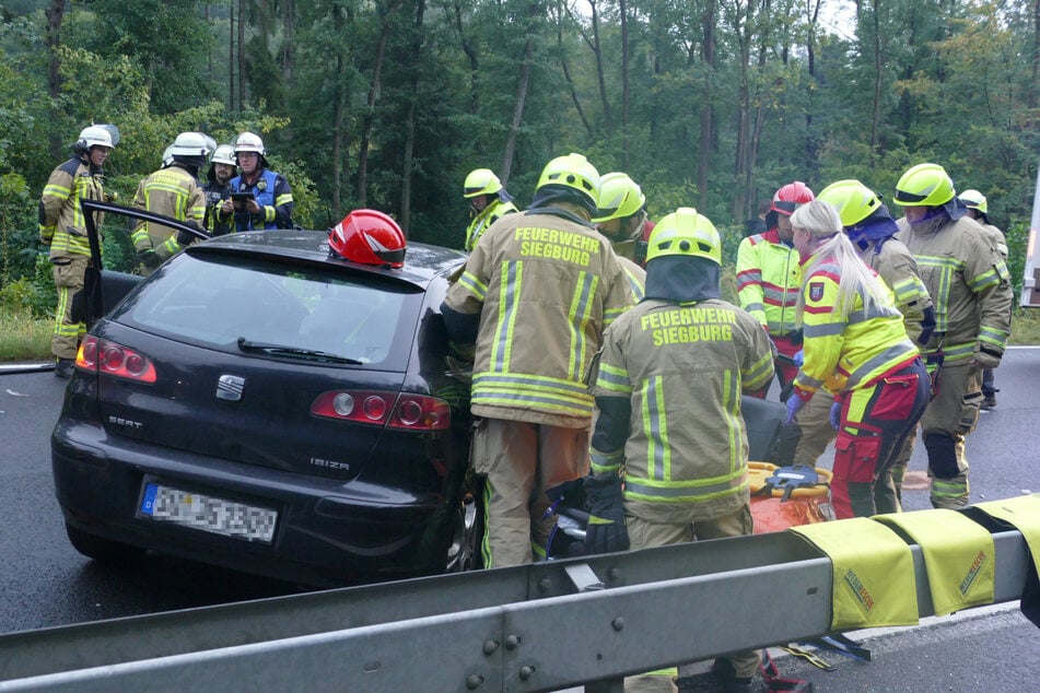 Ein 26-jähriger Beifahrer wurde bei dem Unfall schwer verletzt.