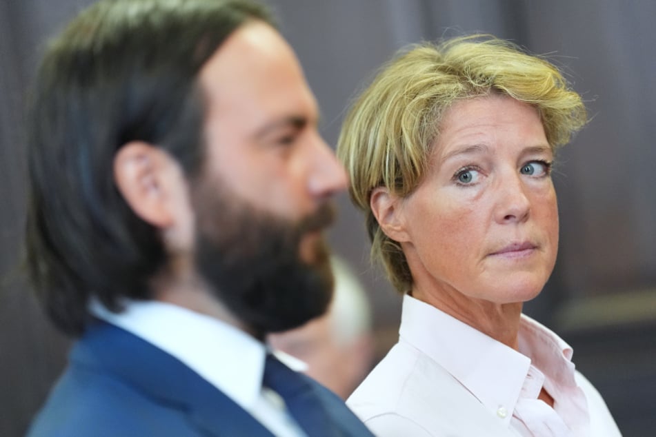 Steakhouse-Erbin Christina Block (53), hier neben Verteidiger Ingo Bott (43), muss sich wegen der mutmaßlichen Entführung ihrer Kinder verantworten.