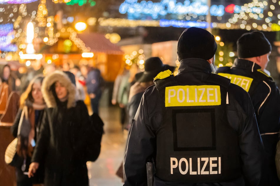 Polizisten schauen auf dem Weihnachtsmarkt am Breitscheidplatz nach dem Rechten. (Archivbild)