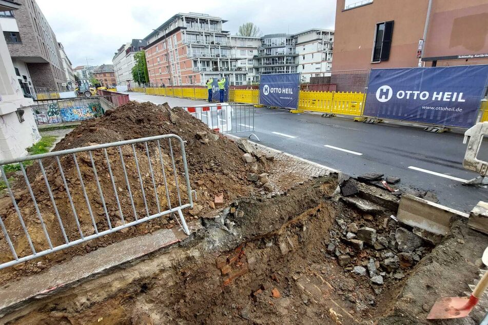 Tragischer Unfall in Leipzig: E-Bike-Fahrer (†24) stürzt in Baugrube und stirbt