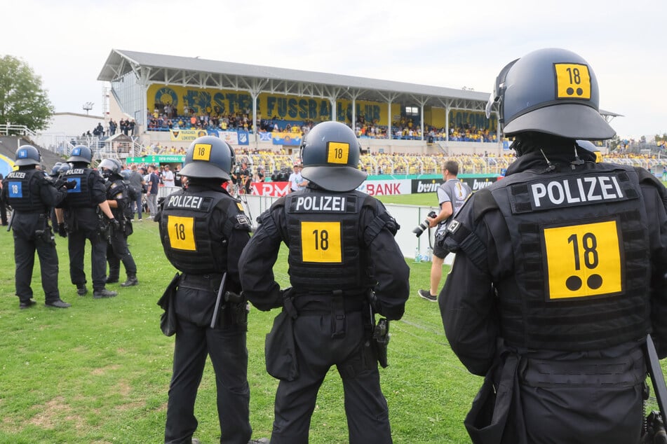 Die Polizei setzt vor allem darauf, die Fans voneinander zu trennen.