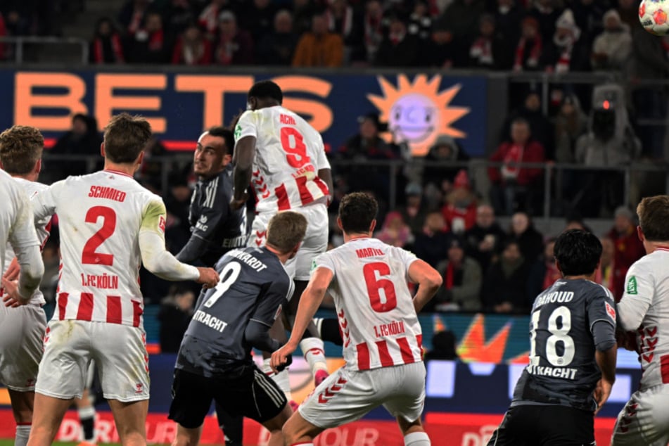 FC-Stürmer Ragnar Ache fehlt beim Eckball die Zuordnung, Arthur Theate (3.v.l.) sagt Danke und köpft artistisch ein.