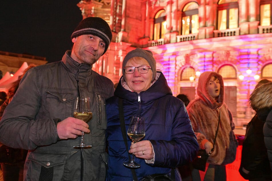 Daniel Schmidt (51) und Katrin Hoffmann (58) genossen ein Glas Meißner Weißwein im Freien.