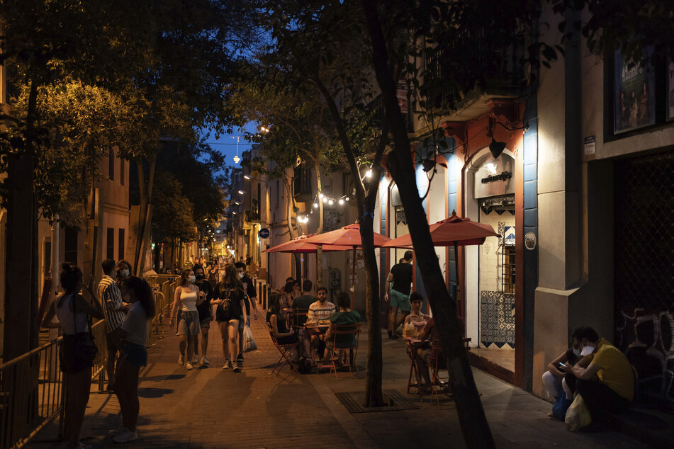 Touristen schlendern über die Straßen von Barcelona in der spanischen Region Katalonien. Deutsche sollten aktuell vorerst nicht in die Stadt reisen, zumindest rät das Auswertige Amt davon ab. (Archivbild)