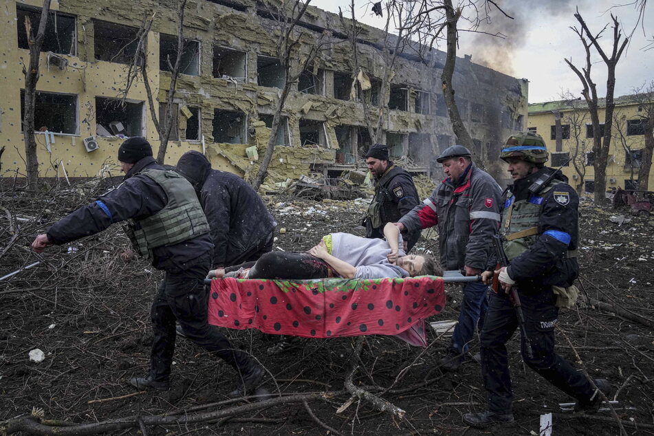 Russlands Erbarmungslosigkeit zeigte sich spätestens im März, als sie in Mariupol eine Geburtenklinik bombardierten. Die hochschwangere Frau auf dem Bild gebahr kurz nach der Bombardierung ihr Kind. Beide starben noch am selben Tag.