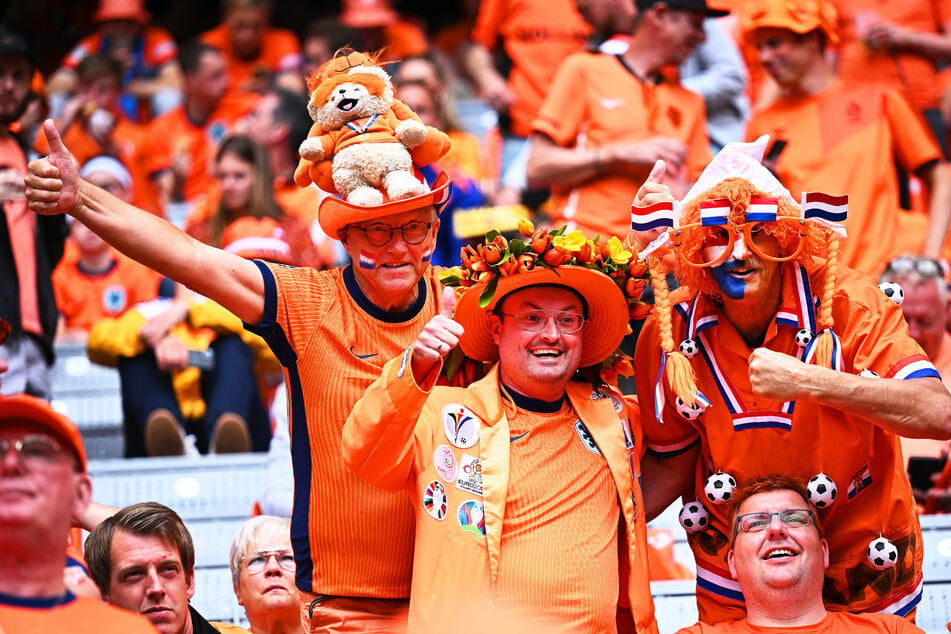Die Fans der niederländischen Nationalmannschaft feierten mit kuriosen Hüten, Flaggen und Megafonen schon lange vor Anpfiff des Achtelfinales.