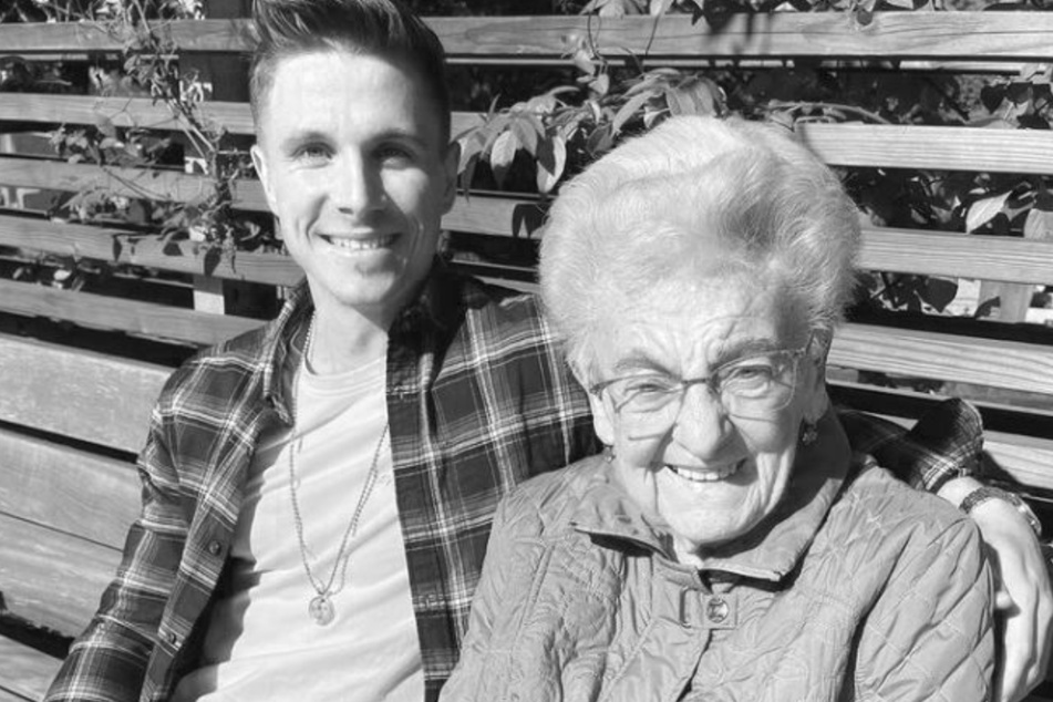 Christian Krömer (27) mit seiner Oma Lisbeth (†93): Das fränkische Duo begeisterte im Netz mit Fotos und kurzen Clips viele Menschen.