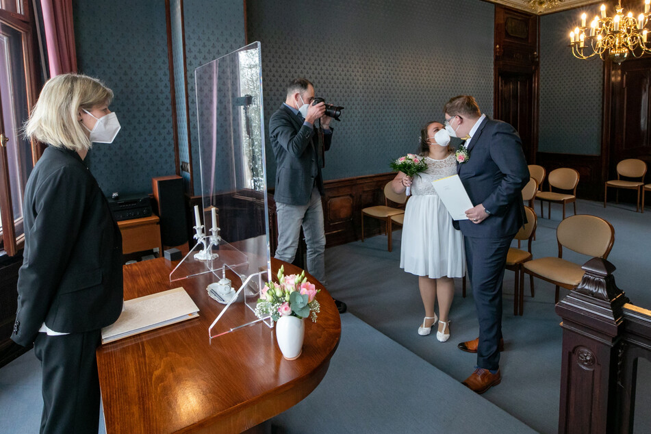 Nur Fotograf Steffen Füssel (56) hält den Hochzeitskuss fest - für die Ewigkeit und alle Gäste, die nicht dabei sein konnten.