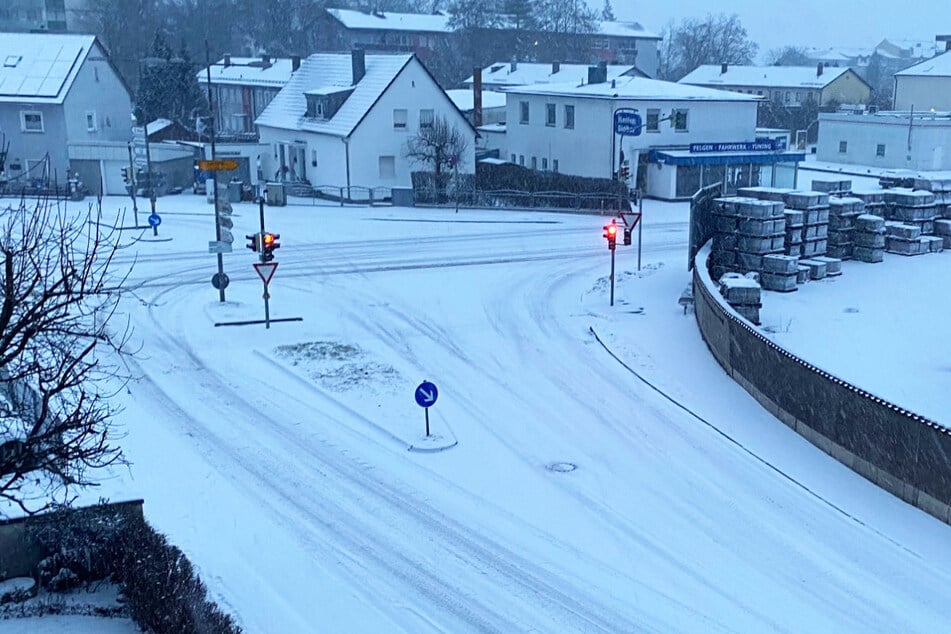 In einigen Teilen Bayerns wurden die Menschen am Sonntagmorgen von der weißen Pracht überrascht.