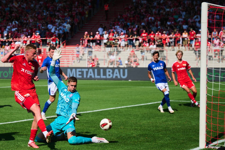 Zeno van den Bosch (l.) erzielt die Führung für Union Berlin.