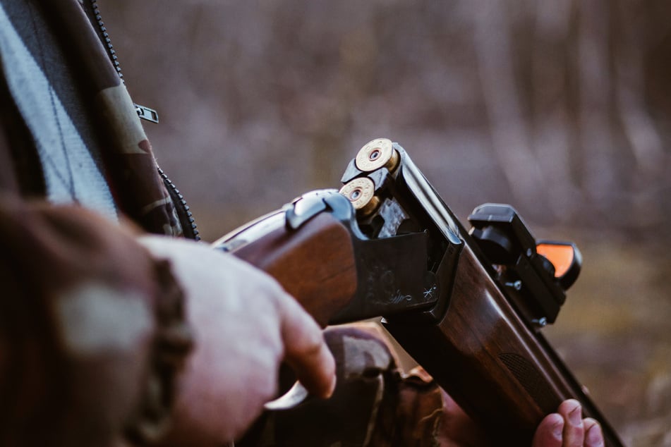 Der Schuss aus der Waffe verletzte den Mann schwer. (Symbolbild)