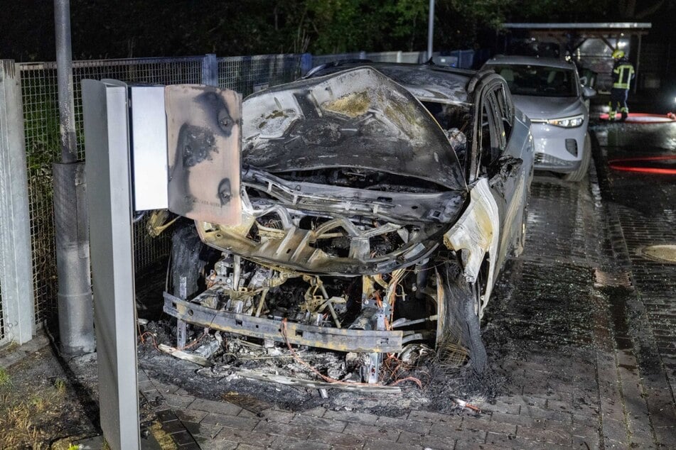 Zwei Fahrzeuge sind komplett ausgebrannt. Ein drittes Auto wurde durch das Feuer schwer beschädigt.
