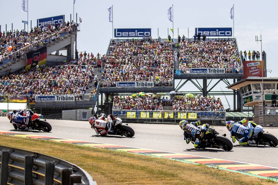 Tausende begeisterte Zuschauer bei einem Motorrad Grand Prix auf dem Sachsenring in Hohenstein-Ernstthal. (Archivfoto)