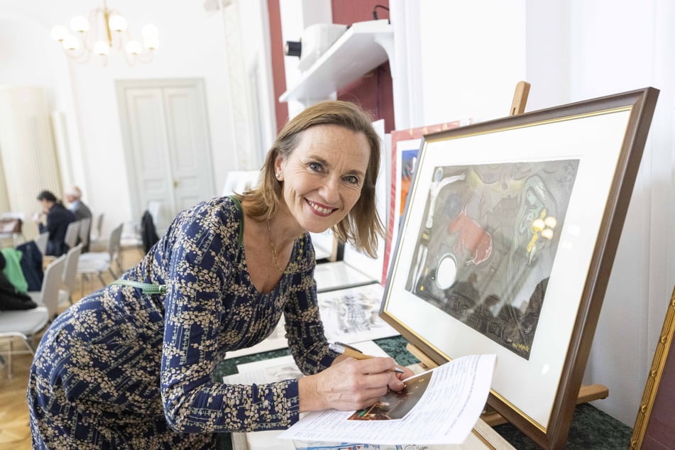 Moderatorin und Sprechwissenschaftlerin Josephine Hoppe schaut sich einen Chagall an.