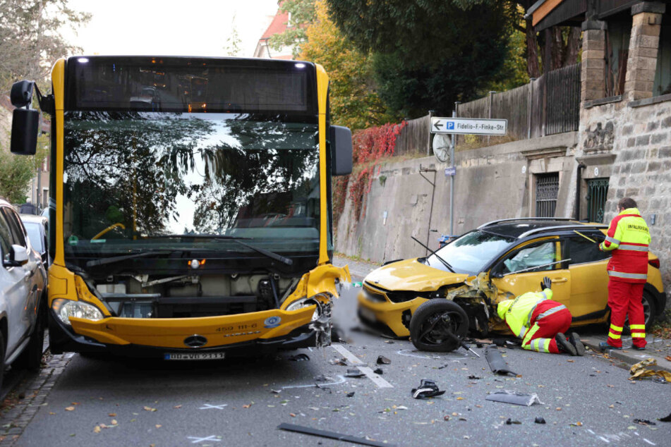 Sowohl das Auto als auch der Bus haben durch den Crash erhebliche Schäden davongetragen.