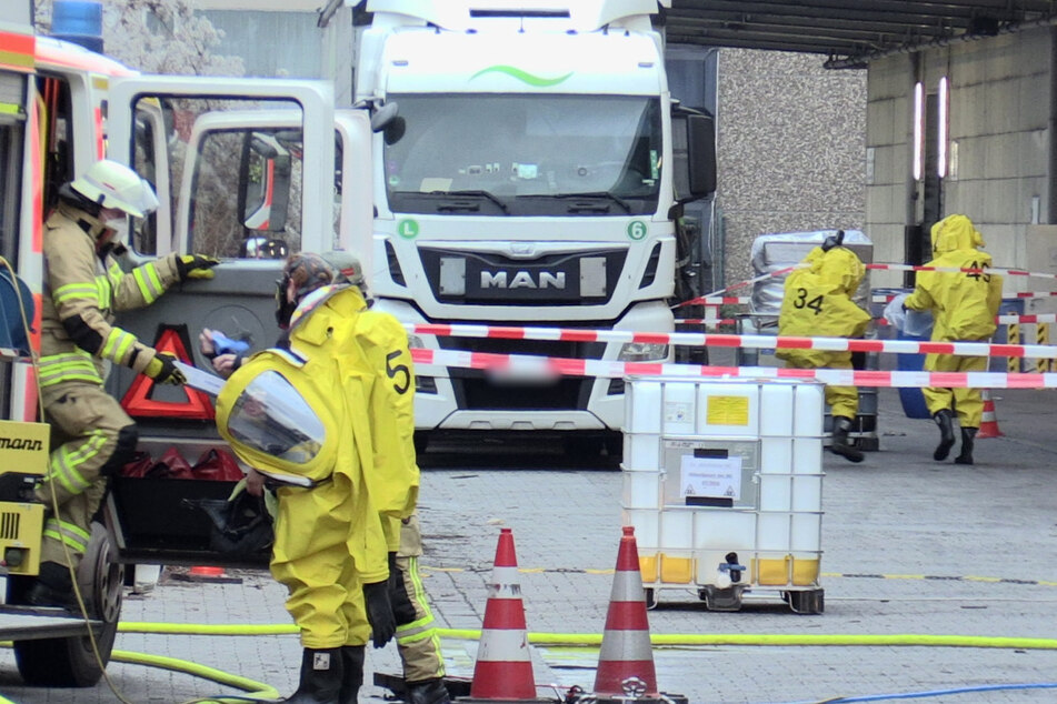 73 Kameraden der Feuerwehr rückten zu dem gefährlichen Einsatz aus.