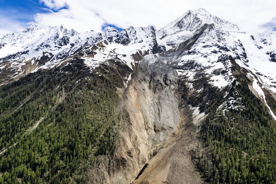 Die Abbruchstelle ist nach dem Gletscherabbruch des Birchgletscher gut zu erkennen, die Folgen sind verheerend.
