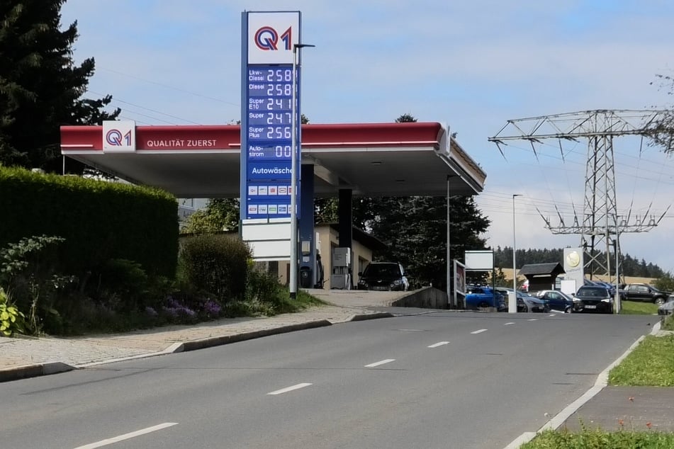 Auch an einer weiteren Tankstelle in Annaberg-Buchholz schnellten die Preise am Mittag in die Höhe.