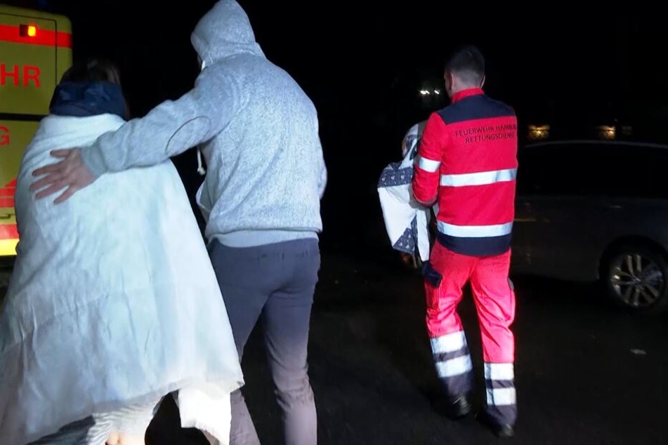 Die Feuerwehr rettete mehrere Personen, darunter auch Kinder.
